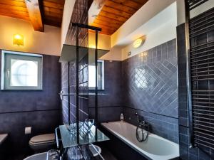 uma casa de banho com uma banheira, um WC e um lavatório. em Cristina Home em Vietri