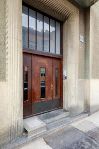 une porte en bois sur le côté du bâtiment dans l'établissement Nice&Easy, à Zagreb