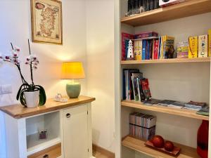 una camera con scrivania, lampada e libri di Bouganville a Olmedo