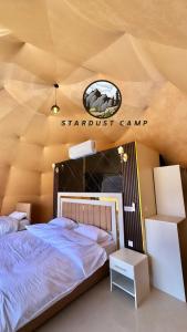 1 dormitorio con 1 cama y un cartel en el techo en STARDUSt CAMP, en Wadi Rum