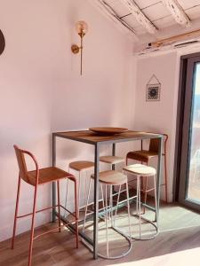 ボニファシオにあるDuplex pour 4 à 6 personnes avec terrasse en plein cœur de la citadelle de Bonifacioの窓付きの部屋