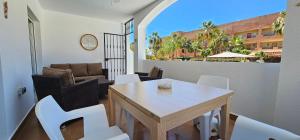 Posezení v ubytování Homes of Spain, Apartamentos Paraíso Vera Playa, Fatu Hiva, Bajo A con piscina privada en jardín privado, PRIMERA LINEA de PLAYA, WIFI