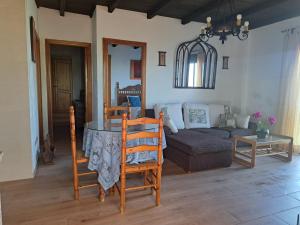 - un salon avec une table et un canapé dans l'établissement Hostal Breñaverde, à Gaucín