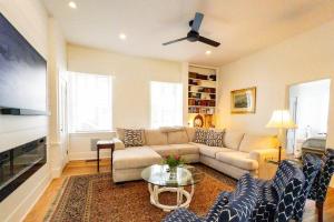 エドガータウンにあるWest Wing of Captain Morse House Waterfront, Townのソファとテーブルのあるリビングルーム