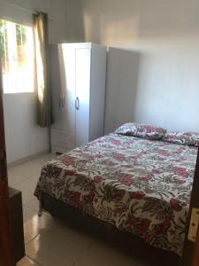een slaapkamer met een bed en een dressoir bij Recanto 111 in Serra de São Bento
