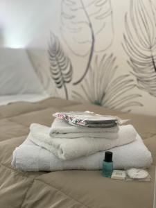 uma pilha de toalhas sentadas em cima de uma cama em Casa Incoronata em Campobasso