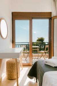 Кровать или кровати в номере Pine in the sea Nikiti-Sithonia