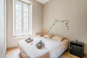 a bedroom with a bed with two towels on it at SC Collection - Charme et Grandeur de la Lorette in Marseille