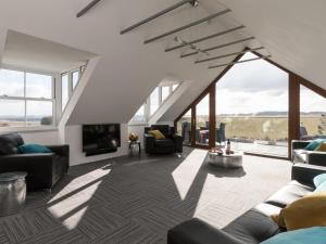 Televisyen dan/atau pusat hiburan di Cot Cottage - Panoramic Views & Hot Tub!