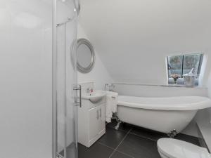 Bilik mandi di Cot Cottage - Panoramic Views & Hot Tub! +38 gambar