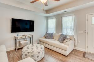 Μια τηλεόραση ή/και κέντρο ψυχαγωγίας στο Charming Oak Island Beach House with Fire Pit and Yard