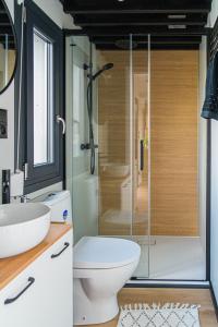 a bathroom with a toilet and a glass shower at Otulina Błonie in Klukowo