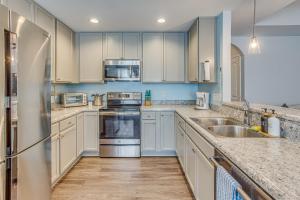 Η κουζίνα ή μικρή κουζίνα στο Charming Oak Island Beach House with Fire Pit and Yard