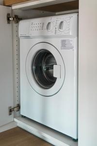 Una lavadora blanca sentada en un armario en Otulina Błonie, 