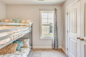 Ένα ή περισσότερα κρεβάτια σε δωμάτιο στο Charming Oak Island Beach House with Fire Pit and Yard