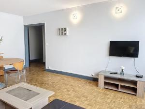 TV a/nebo společenská místnost v ubytování Le Marie Eugène - proche centre
