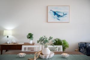 エアリービーチにあるAirlie Horizonのダイニングルーム(花瓶付) +10枚の写真
