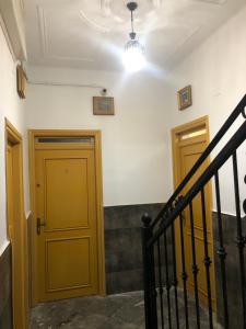 zwei Türen auf der Seite eines Gebäudes mit Treppen in der Unterkunft La maison du lac in Alger