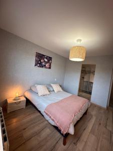 Postel nebo postele na pokoji v ubytování Gîte de Monthardrou + 9 fotografií