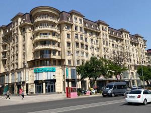um grande edifício com carros estacionados em frente em Spectre Neo Classic Cozy Home em Tashkent