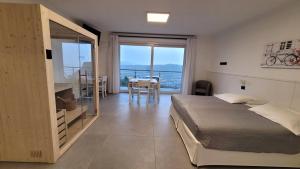 1 dormitorio con cama y vistas al océano en Appartamenti Annachiara en Costermano
