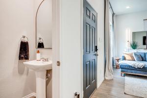 Voodi või voodid majutusasutuse Montgomery Home with Pond Access, Fire Pit and More! toas
