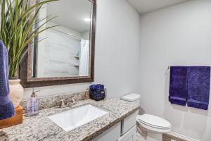 Vannituba majutusasutuses Montgomery Home with Pond Access, Fire Pit and More! +18 fotot