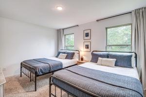 Voodi või voodid majutusasutuse Montgomery Home with Pond Access, Fire Pit and More! toas