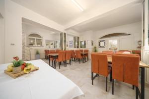 a kitchen and dining room with a table and chairs at Meri Rooms in Vodice