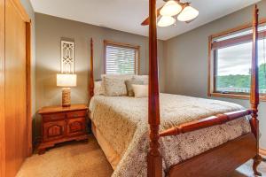 Postel nebo postele na pokoji v ubytování Family-Friendly Ozarks Getaway Less Than 21 Mi to Branson!