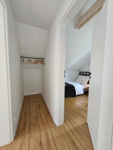 ein kleines Schlafzimmer im Dachgeschoss mit einem Bett und Holzböden in der Unterkunft North Port in Kopalino