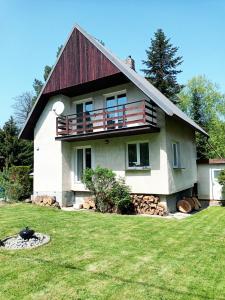 ein großes weißes Haus mit rotem Dach in der Unterkunft Randy's House Plzeň in Pilsen