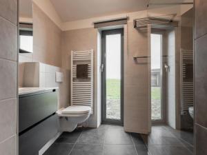 WissenkerkeにあるCottage near Het Bokkegat Nature Reserveのトイレとガラスのドアが付いたバスルーム +32枚の写真