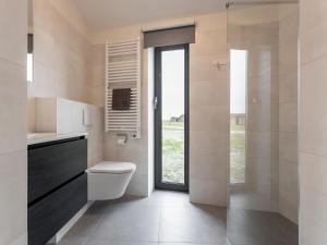 Ένα μπάνιο στο Cottage in Wissenkerke near Nature Reserve +32 φωτογραφίες