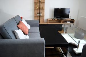 TV a/nebo společenská místnost v ubytování L'Artiste, moderne avec vue mer - cour - parking