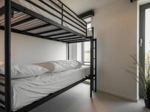een slaapkamer met 2 stapelbedden in een kamer bij Majestic holiday home with garden in Wissenkerke