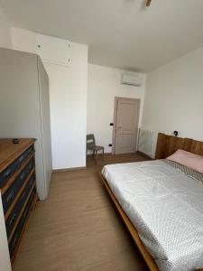 Un dormitorio con una cama y una cómoda. en A Casa Di Viola, en Casalecchio di Reno