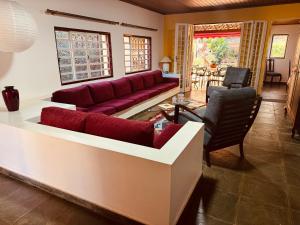 uma sala de estar com um sofá e uma mesa em Casa da Vó Loy e seu espaço verde em Araraquara