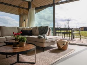 een woonkamer met een bank en een tafel bij Cottage in Wissenkerke near Banjaard Beach in Wissenkerke