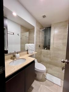 y baño con aseo, lavabo y ducha. en Hotel Rioverde, en Rionegro