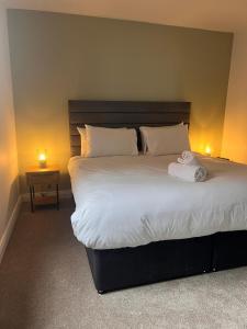 - une chambre avec un grand lit et 2 serviettes dans l'établissement Escape Ordinary in Belfast, à Belfast