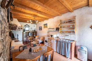 Apartment Lucija في Žminj: مطبخ وغرفة طعام مع طاولة وكراسي