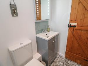 Koupelna v ubytování The Cottage Bradwell + 26 fotografií