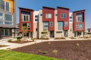 una fila de edificios de apartamentos con jardín en Silver Creek Village 6627 by Moose Management en Park City