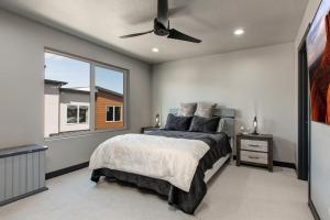 1 dormitorio con 1 cama y ventilador de techo en Silver Creek Village 6627 by Moose Management, en Park City