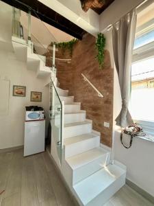 uma escada numa casa com degraus brancos em Casa Donna Francy City Center em Nápoles