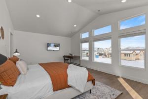 Schlafzimmer mit einem großen Bett und Fenstern in der Unterkunft Silver Creek Village 6885 by Moose Management in Park City
