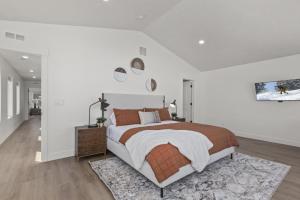 1 dormitorio con 1 cama grande y paredes blancas en Silver Creek Village 6885 by Moose Management, en Park City