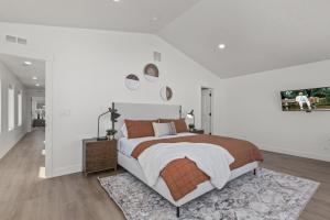 una camera con un grande letto e una parete bianca di Silver Creek Village 6885 by Moose Management a Park City
