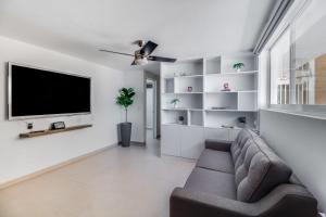 a living room with a couch and a flat screen tv at MS Deslumbrante Suite Centrico A11 in Casa Blanca La Corregidora